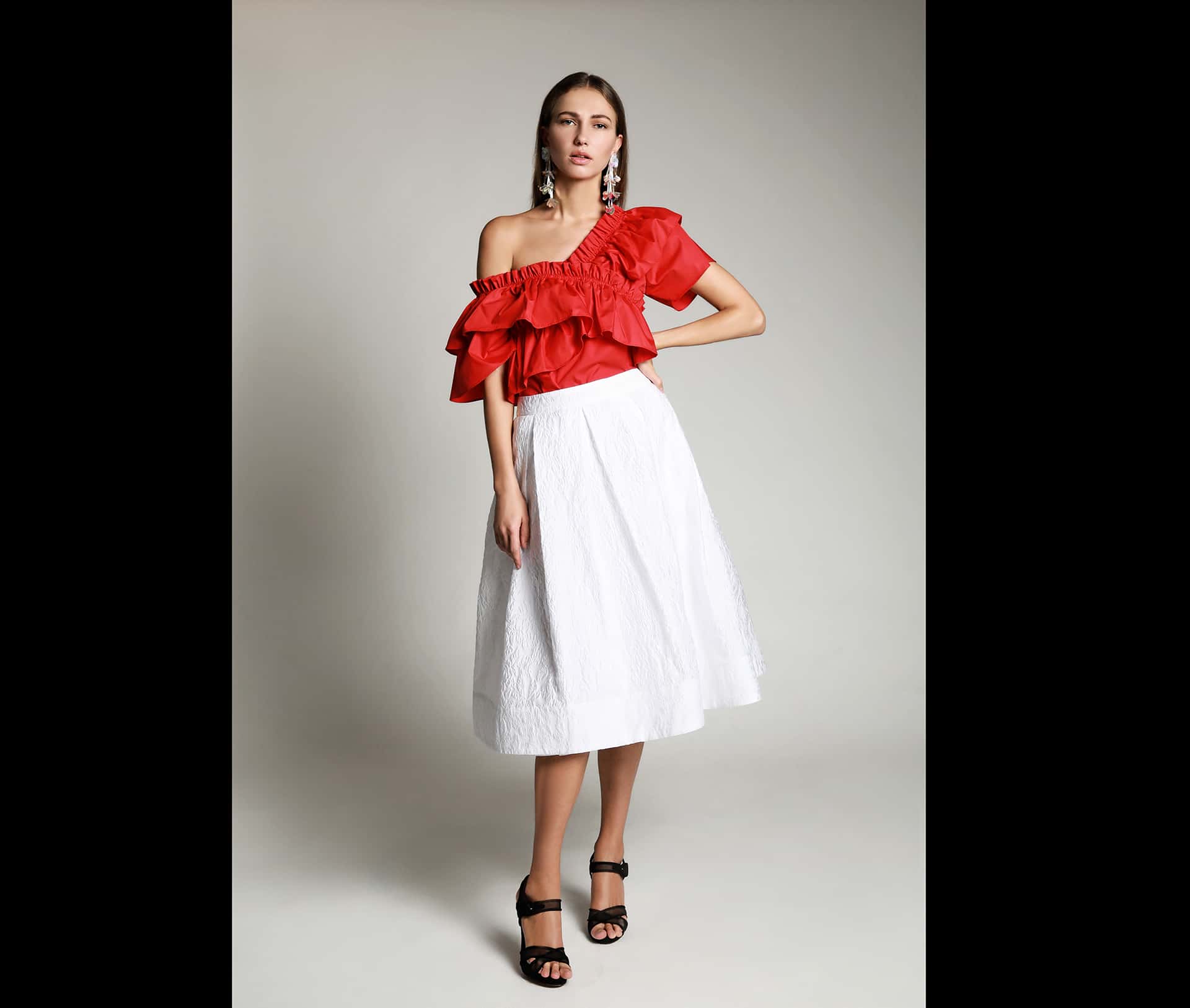 professional photography fashion photography – 紅色上衣與冷調背景 by WPHOTO